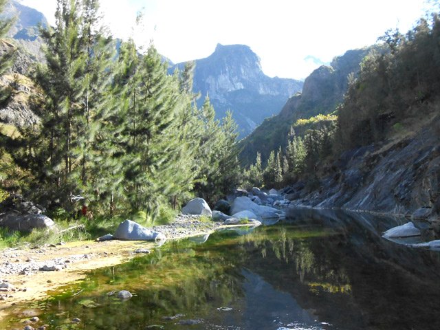 La rivière est parfois plus calme et forme des bassins