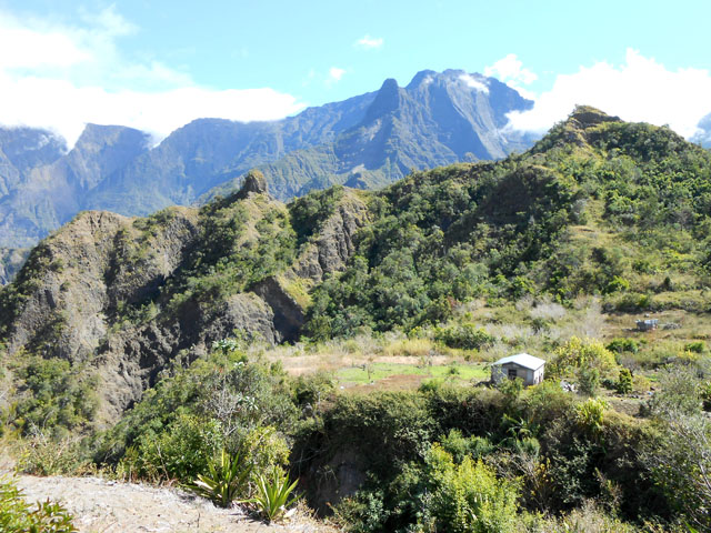 Le tout début du sentier. Les derniers champs et le Grand Bénare à l'arrière
