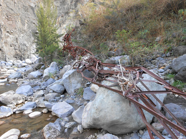 La vieille passerelle emportée par les flots, fin du hors sentier