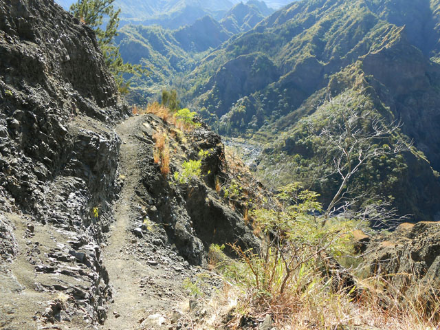 Vertige ou glissades assurées si manque d'attention sur le sentier de l'Îlet à Cordes