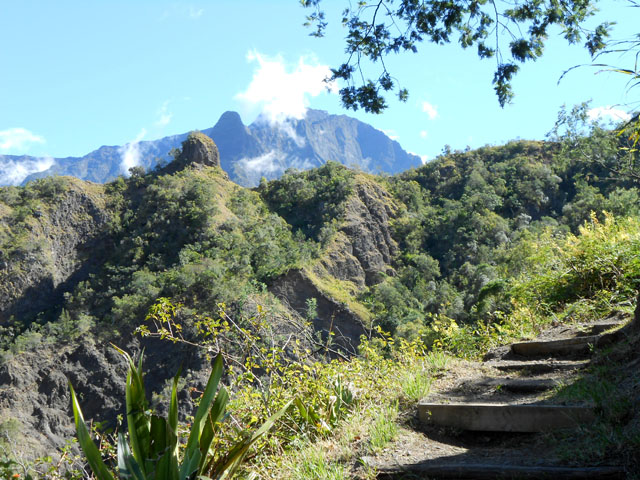 Bientôt la fin du périple sur les dernières marches avec vues sur le Bénare