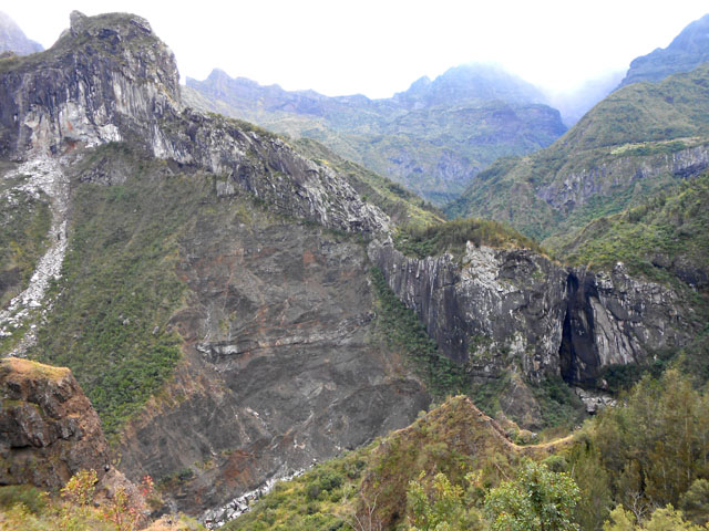 Point de vue sur la Chapelle et le Piton de Sucre d'un point de vue durant la descente