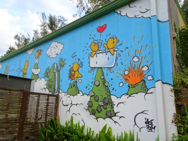 Un sentier passe au plus près de la fresque de Jace