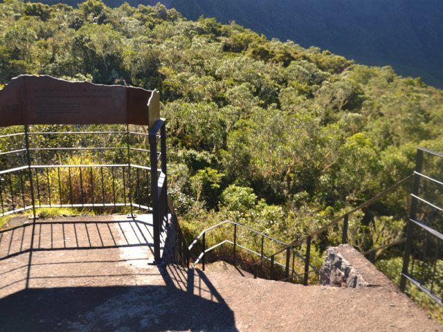 Les tables d'orientation indiquent des noms de pitons