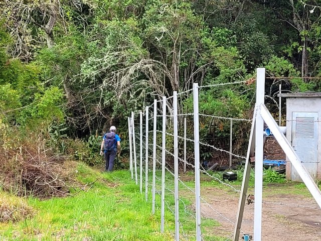 Contourner la réserve d'eau par la gauche en longeant la clôture
