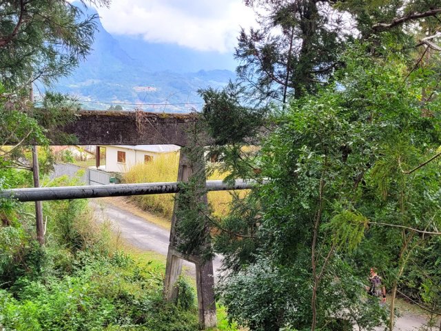 Le sentier se termine en passant sous l'aqueduc aérien