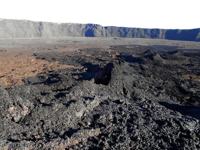 Plus haut, on distingue très bien les bouches éruptives du 13 juillet 2018