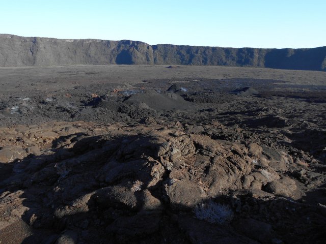 Après le contournement, la montée reprend sur l'ancien sentier