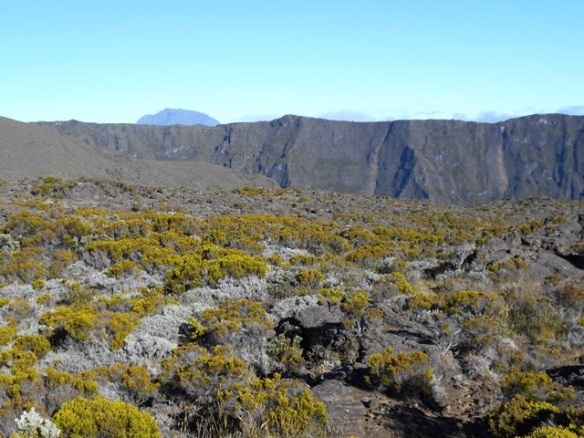 Vers le Gîte avec le Piton des Neiges au-dessus du Rempart de la Rivière de l'Est