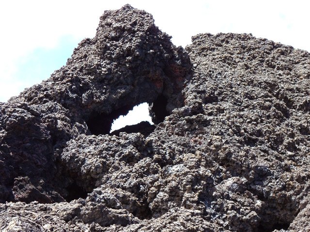 Une arche créée par les éclaboussures de lave en fusion