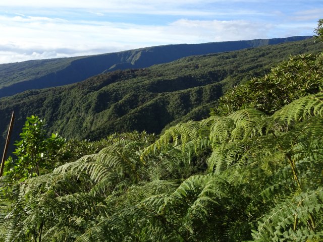 On devine la vallée de la ravine du Chaudron