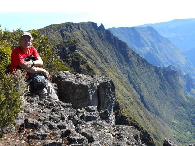 Ne surtout pas monter sur les basaltes fissurés en bordure de rempart