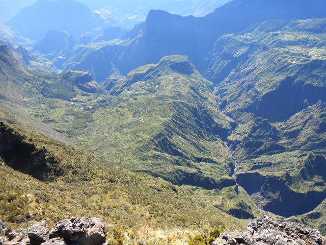 La Rivière des Galets en enfilade, Roche Plate et le Bronchard