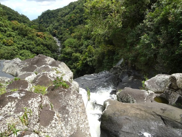 Vue sur la vallée depuis le haut de la cascade
