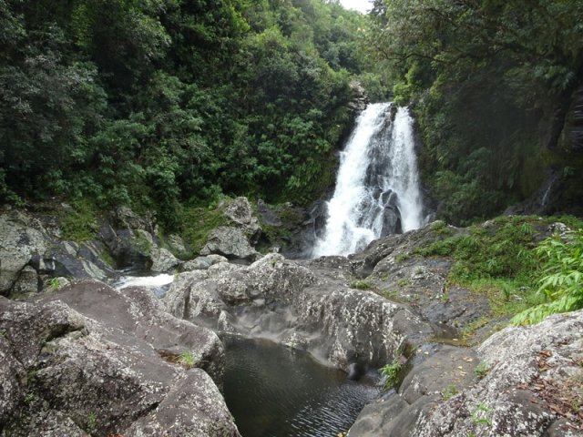 On peut s'approcher de la cascade en prenant garde
