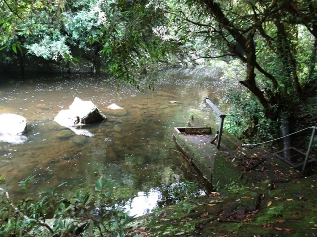 Le bassin crée une réserve d'eau pour la prise d'eau