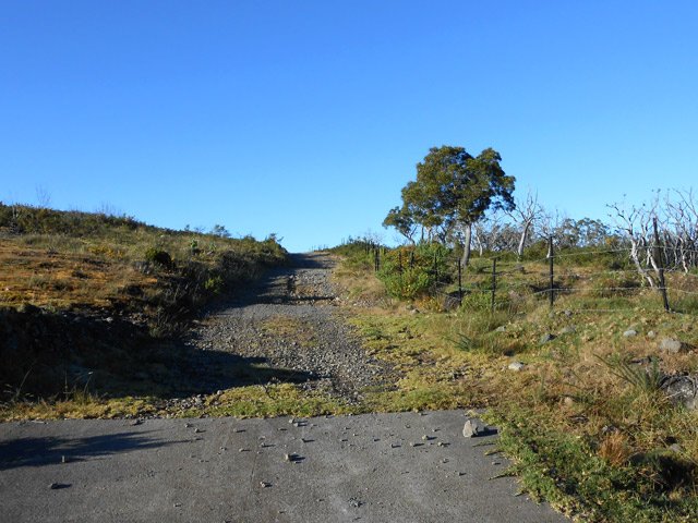 Une piste comportant parfois des radiers bétonnés