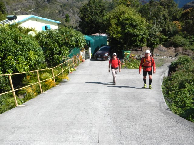La montée bétonnée vers le Chemin des Palmistes