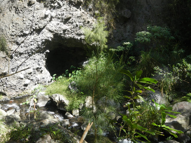 La grotte en rive droite près d'un canyon friable