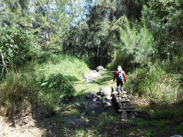 Le ponton sommaire a disparu. Passage à gué