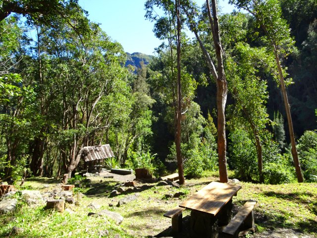 On parvient rapidement à l'aire de pique-nique de Fond de Galet