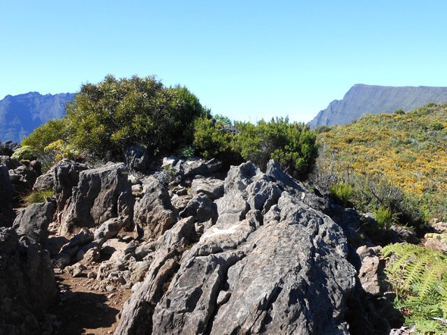 Le Gros Morne et le Grand Bénare depuis le sentier pierreux