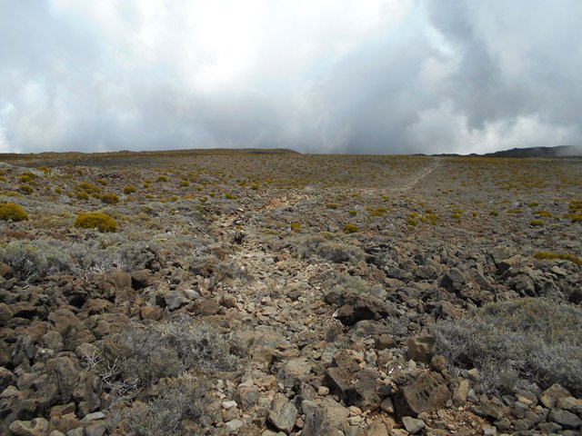 Le sentier officiellement fermé mais de très bonne qualité malgré les cailloux