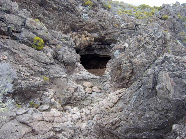 Le paysage aride et les grottes du pays du Roi Phaonce