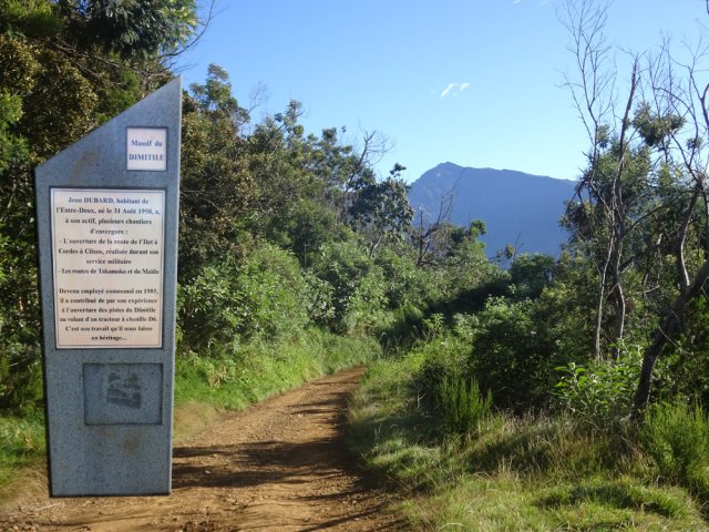 Après la chapelle, prendre à droite vers le rempart sur la large piste Jean Dubard