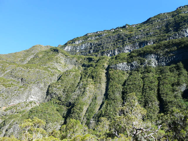 Les flancs de la caldeira vers le Nez de Bœuf. Avec de l'attention, on remarque la canalisation