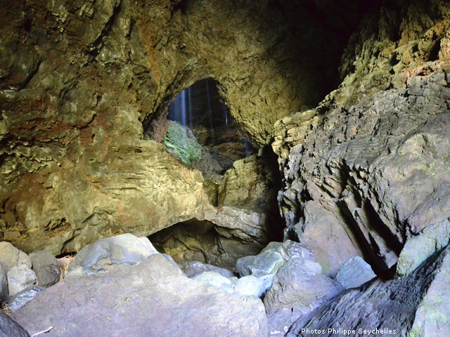 La lumière qui descend du plafond éclaire l'arche naturelle