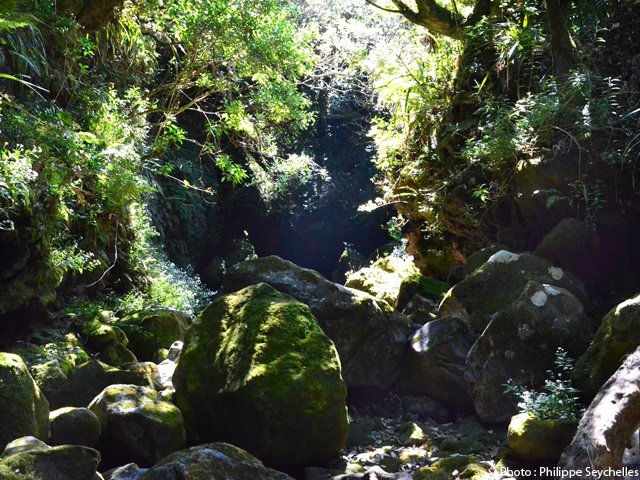On a parfois une cinquantaine de mètres sans tunnel, depuis longtemps effondré et emporté