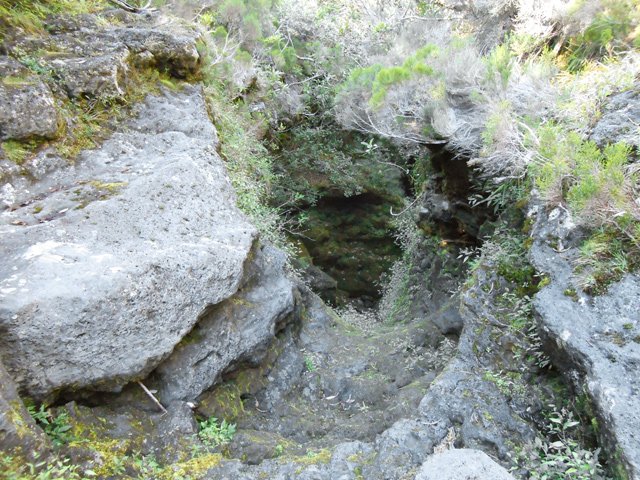 Le sentier passe en premier près de cette cascade sans fond