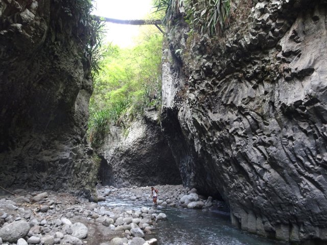 Passage sous la vieille passerelle de l'Îlet Cannelle