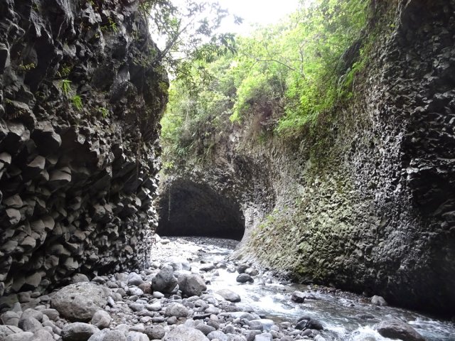Paysage chaotique malmené par la rivière