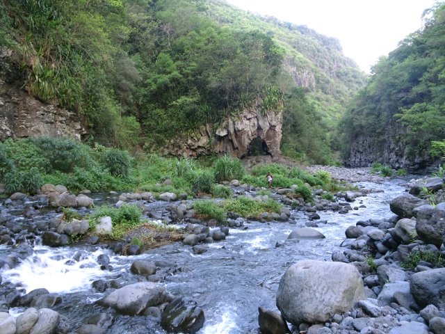 Passage près de l'arche basaltique du Bras de La Plaine