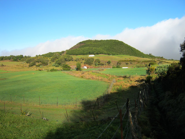 Le Piton Dugain lors la montée au Piton Guichard