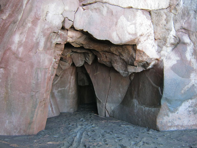 Une des grottes de la falaise à atteindre par marée basse