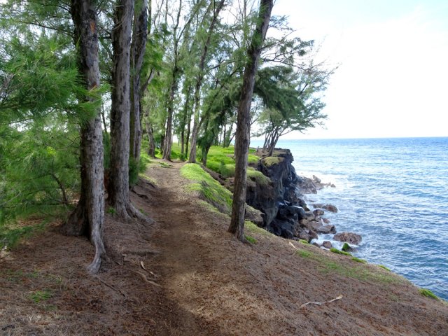 Le sentier se rapproche parfois de la falaise