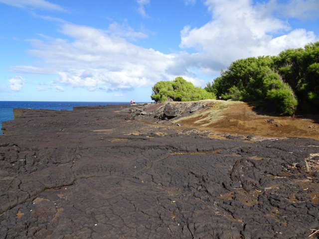 Larges plaques de lave à l'approche de la ville
