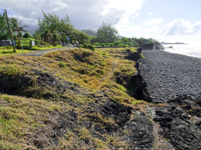 Arrivée à la plage de galets des Quais