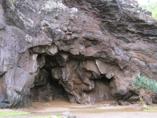 La Caverne des Hirondelles au pied du piton