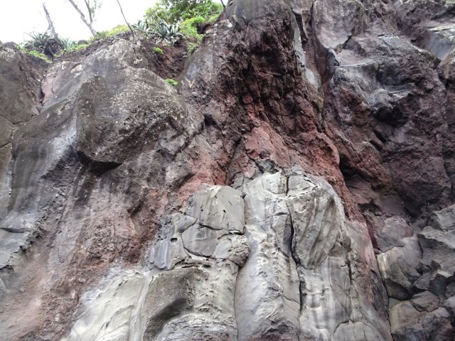 Des murs d'escalade partout autour de la plage