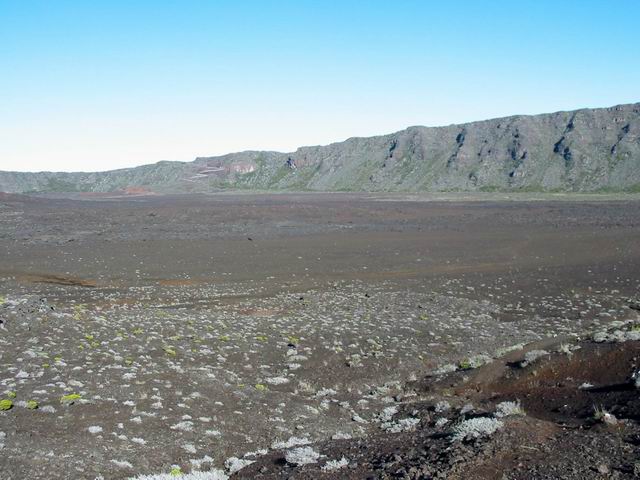 La Plaine des Sables. Au loin les lacets du Pas des Sables