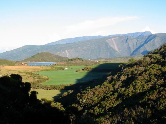 Depuis le Piton Rouge, le barrage des Herbes Blanches et Grand Bassin