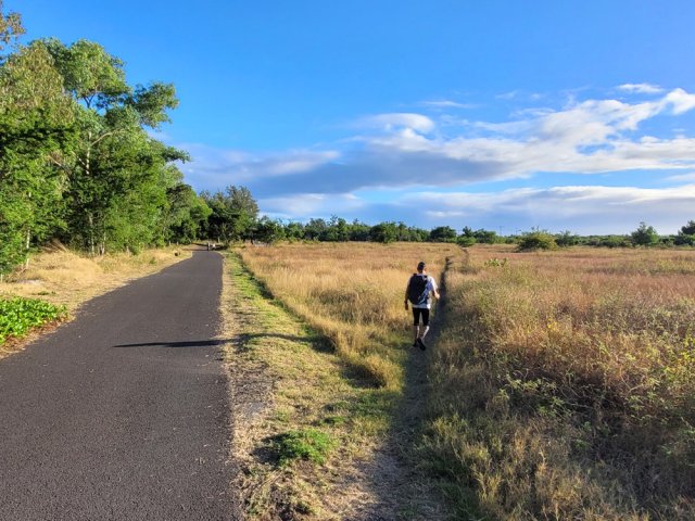 Préférer le sentier traversant la plaine pour quitter l'asphalte