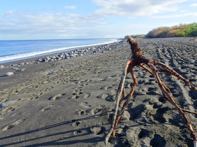 Il faut longer la plage sur quelques hectomètres