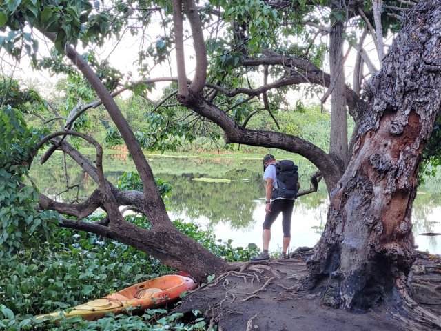Emplacement usé par le passage des pêcheurs