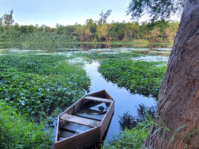 Une barque péi et son chenal pour se rendre à la pêche de l'anguille du Mozambique