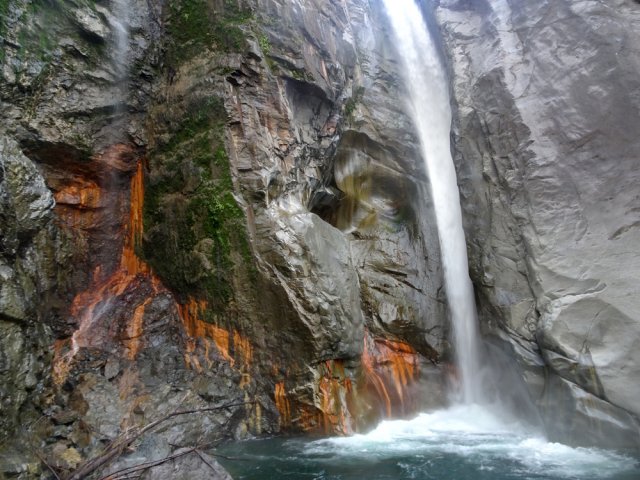 Magnifique spectacle de la cascade et de son bassin